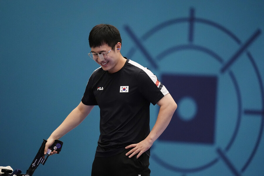 ▲ 조영재는 ‘2024 파리 올림픽’ 사격 남자 25ｍ 속사권총 결선에서 25점을 쏴 당당히 은메달을 목에 걸었다. 속사권총에서 메달을 따낸 것은 조영재가 최초다. 조영재의 은메달로 한국 사격은 이번 대회에서 금메달 3개, 은메달 3개로 역대 최고 성적이었던 2012년 런던 대회(금메달 3개, 은메달 2개)를 뛰어넘는 대업을 세웠다. ⓒ연합뉴스/AP통신