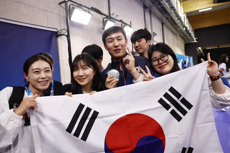 ▲ 조영재는 ‘2024 파리 올림픽’ 사격 남자 25ｍ 속사권총 결선에서 25점을 쏴 당당히 은메달을 목에 걸었다. 속사권총에서 메달을 따낸 것은 조영재가 최초다. 조영재의 은메달로 한국 사격은 이번 대회에서 금메달 3개, 은메달 3개로 역대 최고 성적이었던 2012년 런던 대회(금메달 3개, 은메달 2개)를 뛰어넘는 대업을 세웠다. ⓒ연합뉴스/AP통신