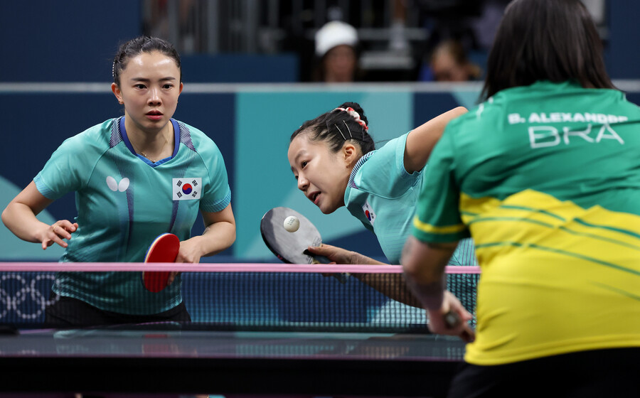 '환상의 짝궁' 신유빈-전지희, 클래스가 달랐다…女 단체전 브라질 3-1 꺾고 8강 진출 [올림픽 NOW]