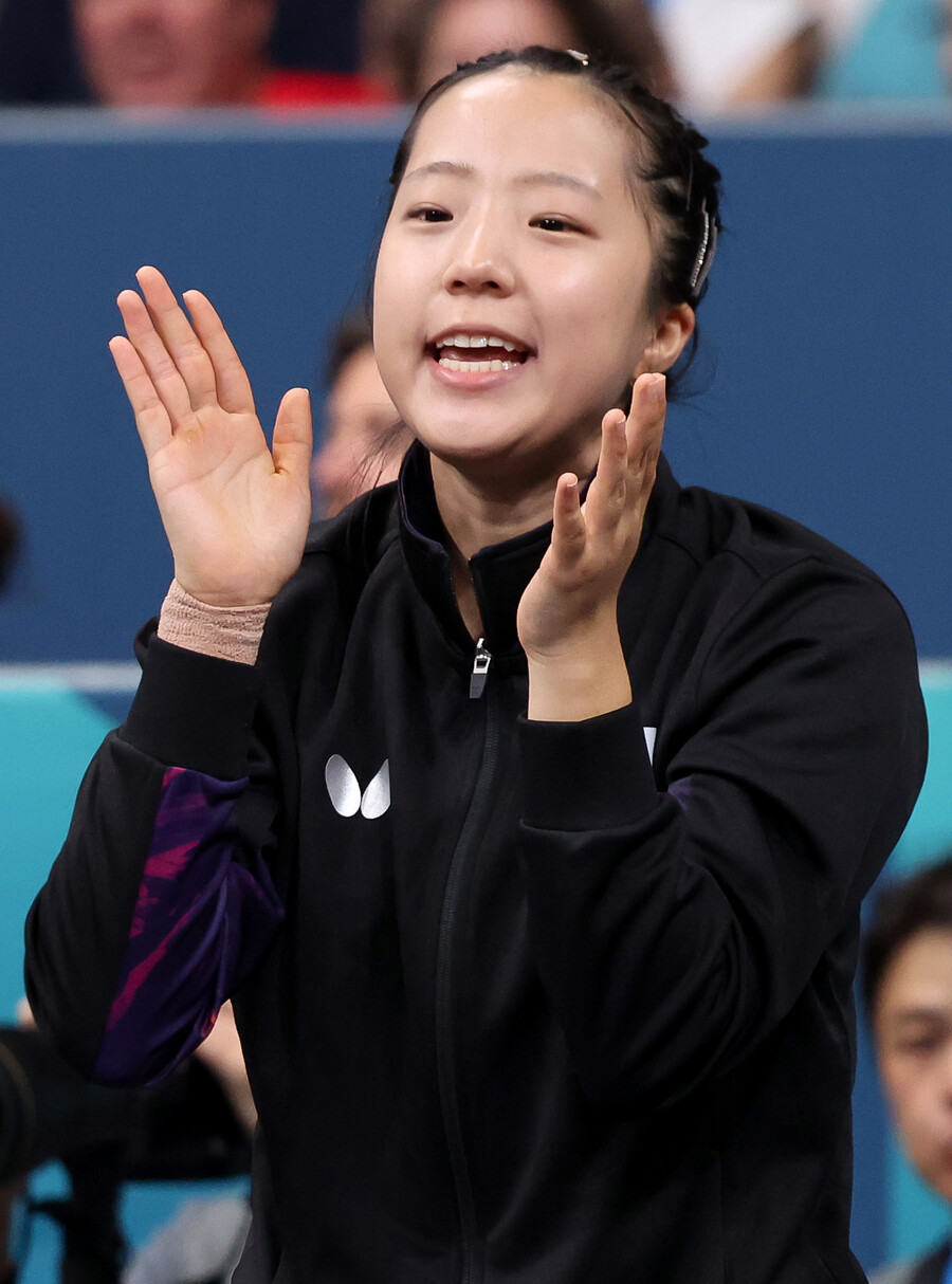 ▲ 세계 랭킹 8위의 신유빈과 14위 전지희(이상 대한항공), 42위 이은혜(미래에셋증권)로 구성된 세계 랭킹 3위 한국 대표팀은 6일(한국시간) 프랑스 파리 사우스 파리 아레나4에서 열린 2024 파리 올림픽 탁구 여자 복식 16강전에서 10위 브라질(20위 브루나 다카하시,90위 줄리아 다카하시,181위 브루나 알레샨드르) 조를 3-0으로 꺾고 8강에 올랐다.  ⓒ연합뉴스