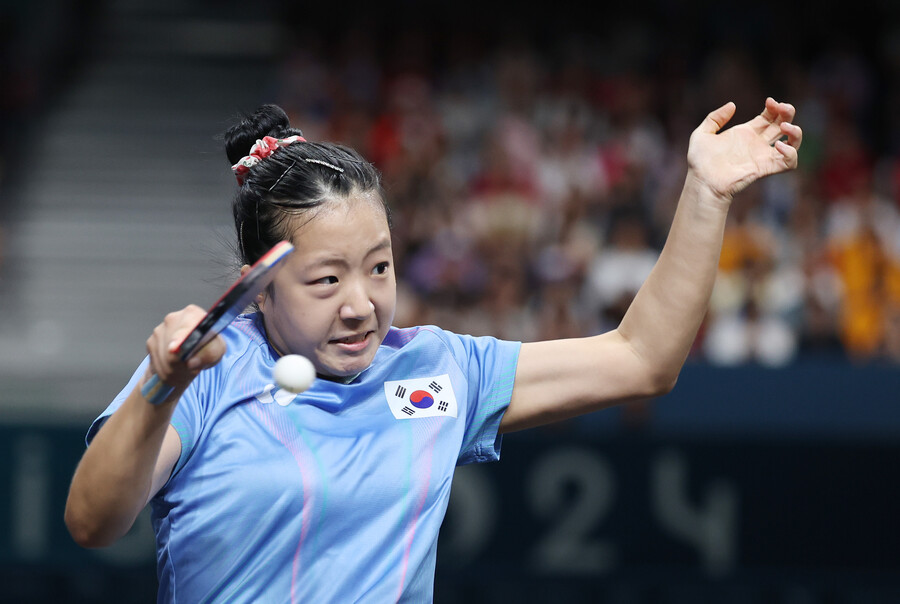 ▲ 세계 랭킹 8위의 신유빈과 14위 전지희(이상 대한항공), 42위 이은혜(미래에셋증권)로 구성된 세계 랭킹 3위 한국 대표팀은 6일(한국시간) 프랑스 파리 사우스 파리 아레나4에서 열린 2024 파리 올림픽 탁구 여자 복식 16강전에서 10위 브라질(20위 브루나 다카하시,90위 줄리아 다카하시,181위 브루나 알레샨드르) 조를 3-0으로 꺾고 8강에 올랐다.  ⓒ연합뉴스