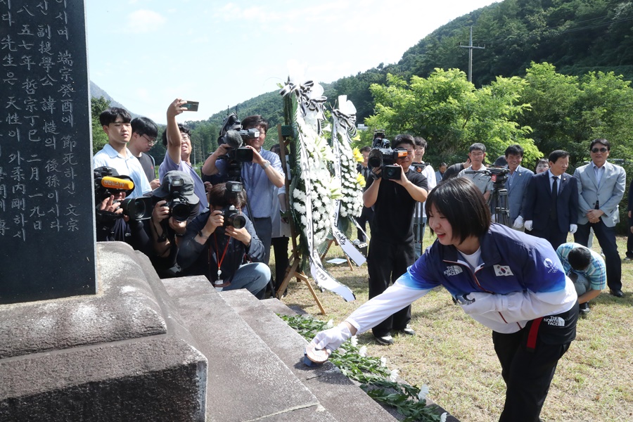 ▲ 허미미가 은메달, 동메달을 가지고 할아버지가 있는 대구 군위군 삼국유사면 회수리를 방문했다. 재일교포 3세인 허미미는 한국인 아버지와 일본인 어머니 사이에서 태어났다. 일본에 나고 자랐지만, 2021년 일본 국적을 버리고 한국 국적을 선택했다. 태극마크를 달고 선수 생활을 했으면 좋겠다는 할머니 유언 때문이다. 허미미는 허석 지사의 5대손이기도 하다. 허석 지사는 일제강점기 시절 항일 격문을 붙여 지역민의 항일의식을 고취했다. 1919년에는 고종 황제 사당 건축을 위해 노력하다 옥고를 치렀다. 이후 1984년 대통령 표창 추서와 1991년 건국훈장 애국장에 추서된 독립운동가다 ⓒ 연합뉴스