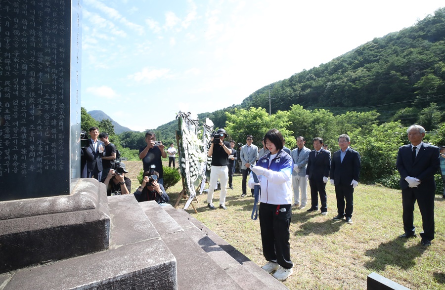 ▲ 허미미가 은메달, 동메달을 가지고 할아버지가 있는 대구 군위군 삼국유사면 회수리를 방문했다. 재일교포 3세인 허미미는 한국인 아버지와 일본인 어머니 사이에서 태어났다. 일본에 나고 자랐지만, 2021년 일본 국적을 버리고 한국 국적을 선택했다. 태극마크를 달고 선수 생활을 했으면 좋겠다는 할머니 유언 때문이다. 허미미는 허석 지사의 5대손이기도 하다. 허석 지사는 일제강점기 시절 항일 격문을 붙여 지역민의 항일의식을 고취했다. 1919년에는 고종 황제 사당 건축을 위해 노력하다 옥고를 치렀다. 이후 1984년 대통령 표창 추서와 1991년 건국훈장 애국장에 추서된 독립운동가다 ⓒ 연합뉴스