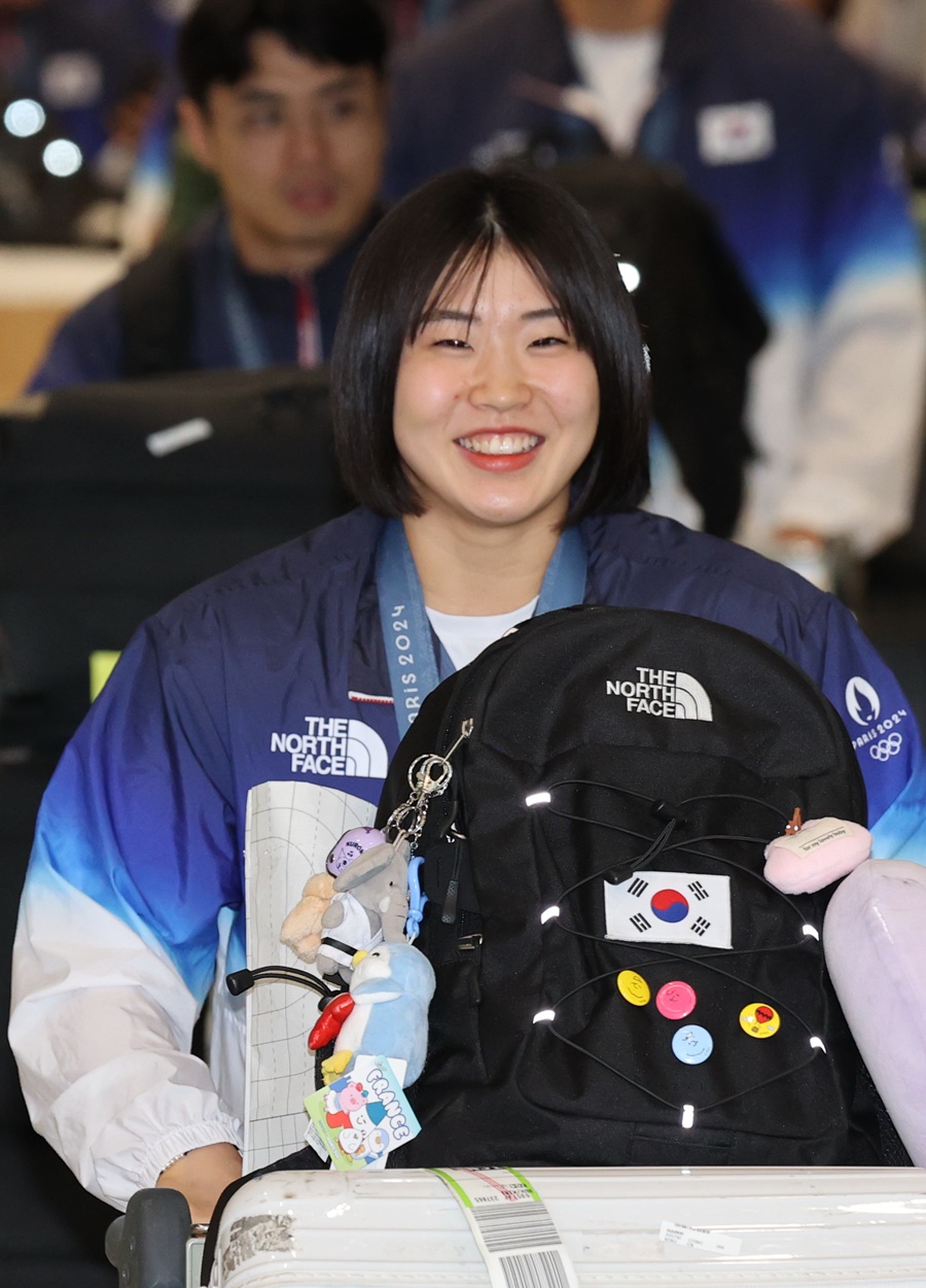 ▲ 허미미가 은메달, 동메달을 가지고 할아버지가 있는 대구 군위군 삼국유사면 회수리를 방문했다. 재일교포 3세인 허미미는 한국인 아버지와 일본인 어머니 사이에서 태어났다. 일본에 나고 자랐지만, 2021년 일본 국적을 버리고 한국 국적을 선택했다. 태극마크를 달고 선수 생활을 했으면 좋겠다는 할머니 유언 때문이다. 허미미는 허석 지사의 5대손이기도 하다. 허석 지사는 일제강점기 시절 항일 격문을 붙여 지역민의 항일의식을 고취했다. 1919년에는 고종 황제 사당 건축을 위해 노력하다 옥고를 치렀다. 이후 1984년 대통령 표창 추서와 1991년 건국훈장 애국장에 추서된 독립운동가다 ⓒ 연합뉴스