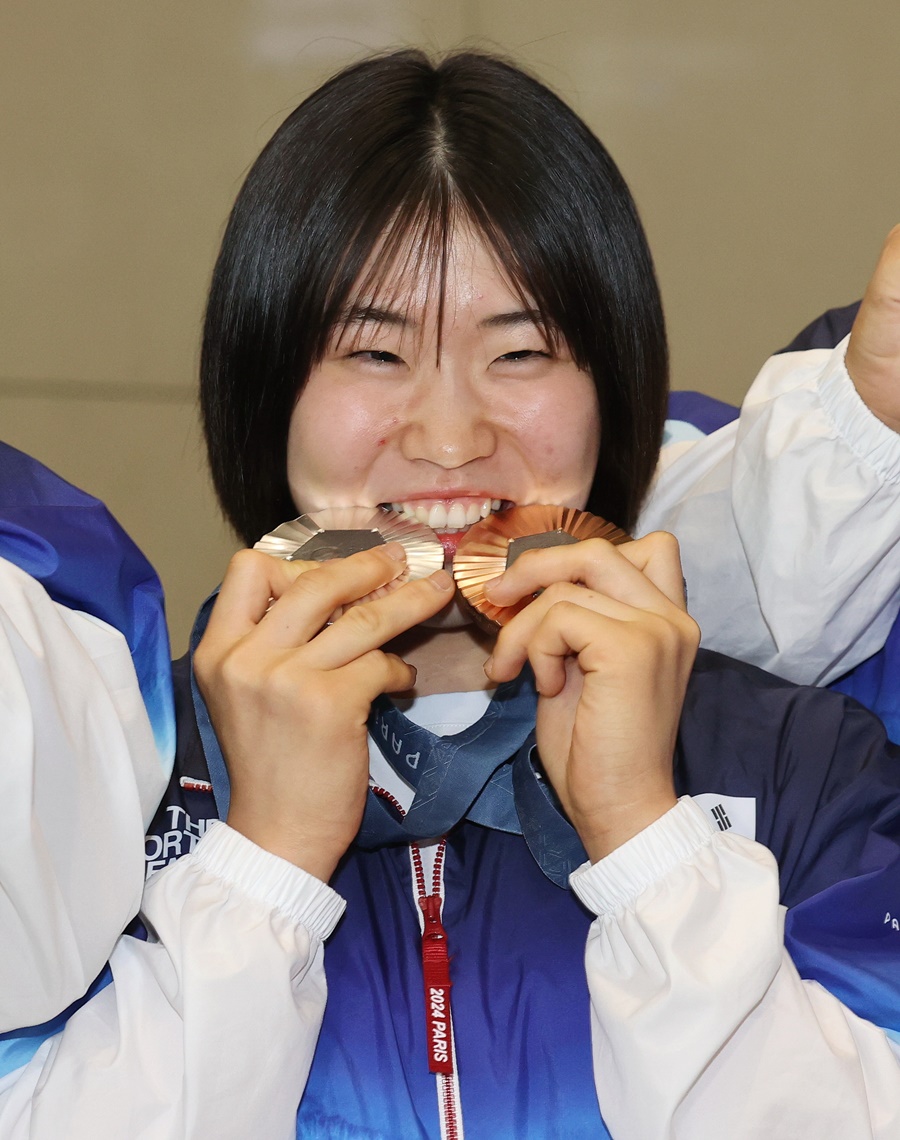 ▲ 허미미가 은메달, 동메달을 가지고 할아버지가 있는 대구 군위군 삼국유사면 회수리를 방문했다. 재일교포 3세인 허미미는 한국인 아버지와 일본인 어머니 사이에서 태어났다. 일본에 나고 자랐지만, 2021년 일본 국적을 버리고 한국 국적을 선택했다. 태극마크를 달고 선수 생활을 했으면 좋겠다는 할머니 유언 때문이다. 허미미는 허석 지사의 5대손이기도 하다. 허석 지사는 일제강점기 시절 항일 격문을 붙여 지역민의 항일의식을 고취했다. 1919년에는 고종 황제 사당 건축을 위해 노력하다 옥고를 치렀다. 이후 1984년 대통령 표창 추서와 1991년 건국훈장 애국장에 추서된 독립운동가다 ⓒ 연합뉴스