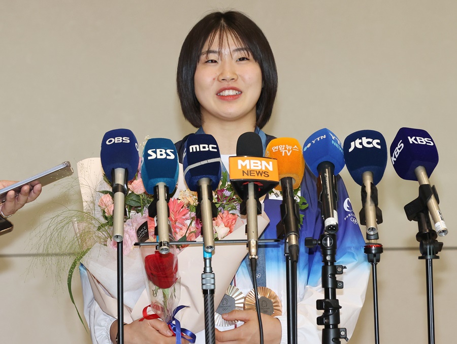 ▲ 허미미가 은메달, 동메달을 가지고 할아버지가 있는 대구 군위군 삼국유사면 회수리를 방문했다. 재일교포 3세인 허미미는 한국인 아버지와 일본인 어머니 사이에서 태어났다. 일본에 나고 자랐지만, 2021년 일본 국적을 버리고 한국 국적을 선택했다. 태극마크를 달고 선수 생활을 했으면 좋겠다는 할머니 유언 때문이다. 허미미는 허석 지사의 5대손이기도 하다. 허석 지사는 일제강점기 시절 항일 격문을 붙여 지역민의 항일의식을 고취했다. 1919년에는 고종 황제 사당 건축을 위해 노력하다 옥고를 치렀다. 이후 1984년 대통령 표창 추서와 1991년 건국훈장 애국장에 추서된 독립운동가다 ⓒ 연합뉴스