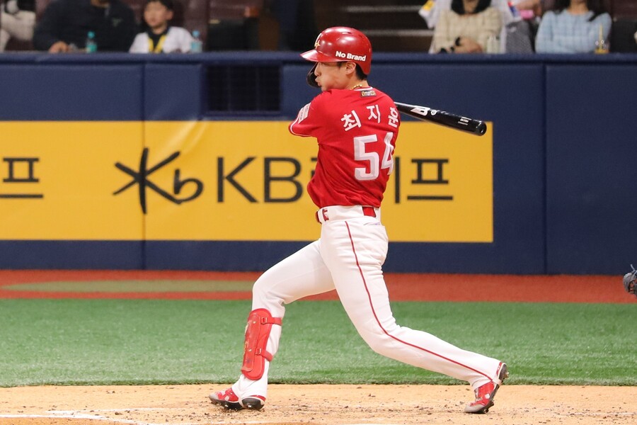 ▲ SSG는 6일 서울 고척스카이돔에서 열린 ‘2024 신한 SOL Bank KBO리그’ 키움과 경기에서 1-2로 뒤진 7회 4점을 뽑아내는 집중력, 그리고 그 리드를 잘 지킨 불펜의 분전에 힘입어 4연패에서 탈출했다. ⓒSSG랜더스