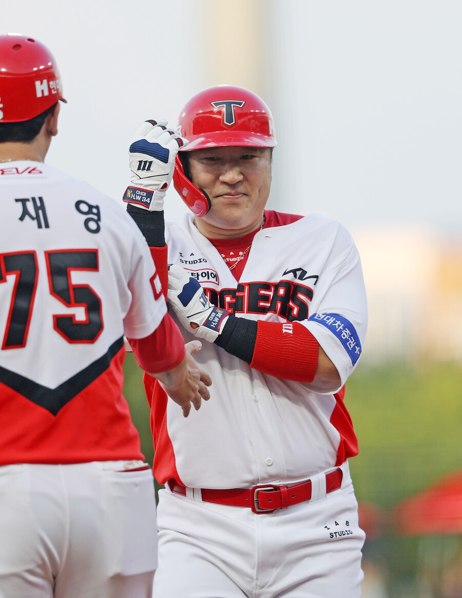 '1위 KIA 부상 암초 어쩌나' 최형우 1군 전력 이탈, 인생역전 3할 타자는 복귀