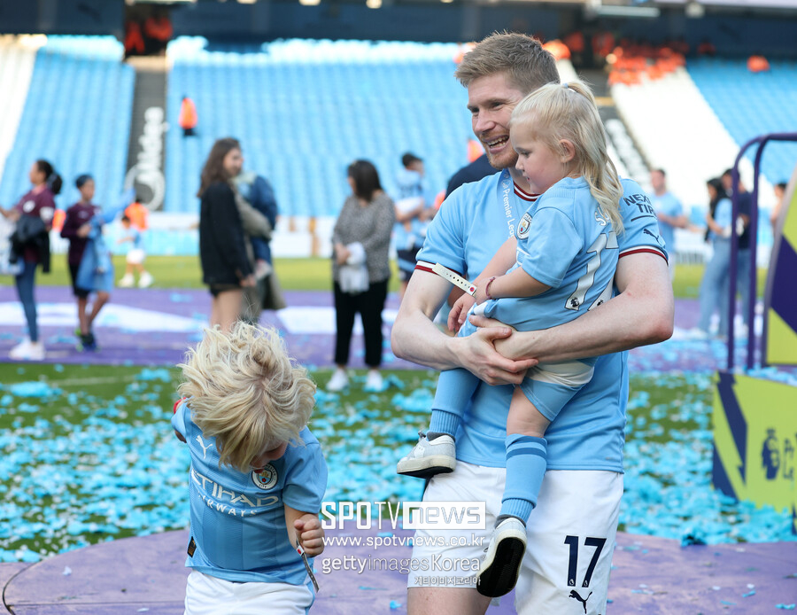 ▲ "축구가 참 어렵다"던 케빈 더 브라위너가 파격적인 헤어 스타일을 했다. 2023-24시즌 종료 이후 유럽축구연맹(UEFA) 유럽선수권대회(유로2024)를 끝내고 휴식 후 맨체스터 시티 팀 훈련에 돌아왔는데 긴 머리를 동여맨 헤어 스타일을 선보였다. 맨체스터 시티 팀 동료 '괴물' 공격수 엘링 홀란드와 똑같은 헤어 스타일에 축구 팬들까지 깜짝 놀란 반응이다