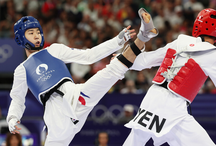 ▲ 7일(현지시간) 프랑스 파리 그랑팔레 태권도경기장에서 열린 2024 파리올림픽 태권도 남자 58kg급 16강전에 출전한 한국 박태준이 베네수엘라의 요한드리 그라나도를 상대로 경기를 펼치고 있다.ⓒ 연합뉴스