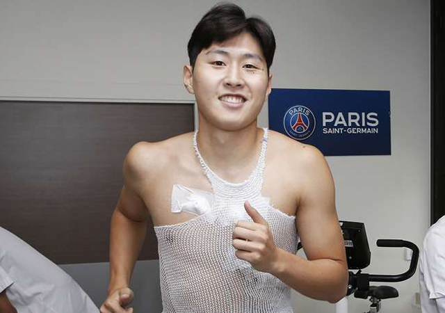 ▲ 파리 생제르맹이 2024-24시즌 개막을 앞두고 젊고 유망한 선수들을 수집하고 있다. 벨기에 앤트워프 입성 이후 톱 클래스 잠재력을 인정받은 윌리안 파초에게 접근했고 이적 최종 단계에 돌입했다. 윌리안 파초는 독일 분데스리가가 시즌 종료 후 직접 분석을 했던 중앙 수비수다. 파리 생제르맹 두 번째 시즌에 돌입하는 이강인에게 든든한 '방패'가 생겼다