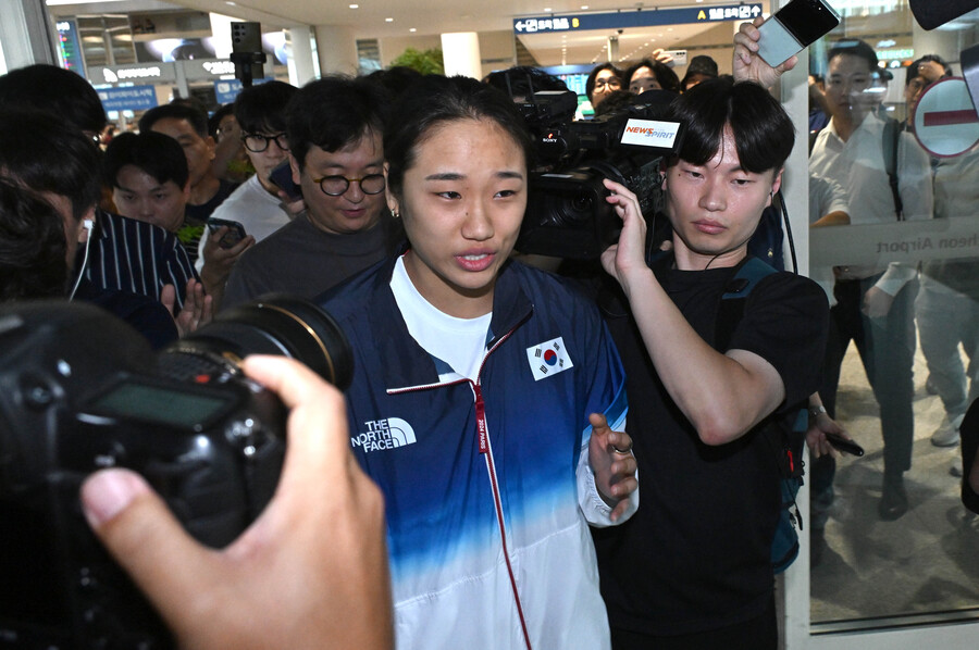 [SPO 현장]똑같이 메달 따고도…인천공항 입국장 배드민턴 아수라장 Vs 사격 잔칫집