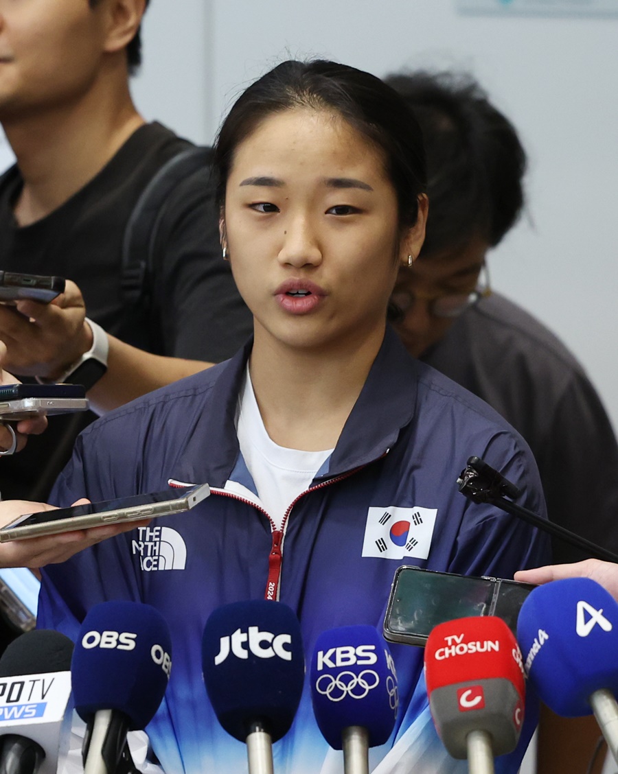 ▲  프랑스 파리에서와 달랐다. 한국에 들어온 안세영은 말을 아꼈다. "일단 내가 드리고 싶은 말은 정말 싸우려는 의도가 아니라는 거다. 운동에만 전념하고 싶은 마음을 호소하고 싶어 말했다. 이제 막 (한국에)도착했다. 아직 협회랑 이야기한 게 없다. 팀이랑도 상의된 게 없다. 더 자세한 건 상의한 후 말하겠다"며 " 말을 자제하도록 하겠다. 내가 협회, 팀이랑 이야기 해본 게 아니어서 최대한 얘기해보고 말하도록 하겠다"고 말했다. 거침 없는 발언을 했던 금메달 직후 상황과 다르다. 일각에선 외압 의혹까지 제기한다. 실제로 대한배드민턴협회는 이날 배드민턴 선수들의 공식 기자회견을 모두 진행하지 않았다. 안세영은 취재진의 요청에 따라 짧게 인터뷰했다. 혼성복식에서 은메달을 딴 김원호, 정나은은 아예 인터뷰조차 안 했다. 대한배드민턴협회는 안세영 인터뷰가 끝나자 준비한 보도자료를 풀었다. 여기선 이해하기 힘든 해명도 있었다. 인도 오픈 기간 허벅지 부상으로 기권한 안세영이 조기 귀국을 요청했는데 묵살한 협회는 "휴일 귀국이라 치료가 어렵다고 판단했다"고 밝혔다. "인도병원 신뢰도가 떨어져서 선수의 진단 및 치료, 이용 등의 조치는 하지 않았다"고도 했다. 안세영의 부상 방치를 인정한 셈이다. ⓒ 연합뉴스