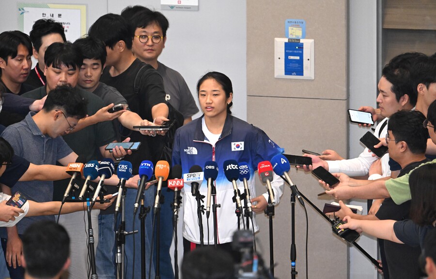'28년 만에 金인데' 안세영의 씁쓸한 귀국길…축하는커녕 추격전까지→협회는 '전면 반박' [올림픽 NOW]