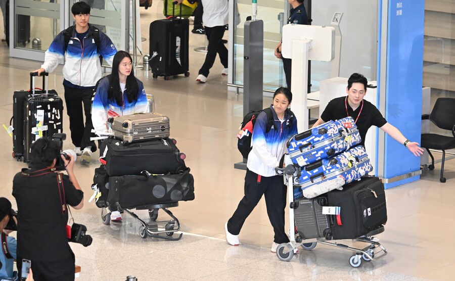 ▲ 안세영은 7일 인천국제공항 입국장에서 "난 싸우려는 의도가 아니라 운동에만 전념하고 싶은 마음을 호소하기 위해, 그렇게 이해해 달라는 마음으로 말씀을 드린 것이다"라고 말문을 열었다. 이어 "난 이제 막 도착했다. 아직 협회와 이야기를 나눈 것이 없고 소속팀과도 상의한 것이 없다. 더 자세한 내용은 상의한 뒤 말씀드리겠다"라고 덧붙였다. 마지막으로 안세영은 "협회, 팀과 이야기하지 못했다. 최대한 이야기해야 말씀드릴 수 있을 것 같다"라고 언급했다. ⓒ연합뉴스