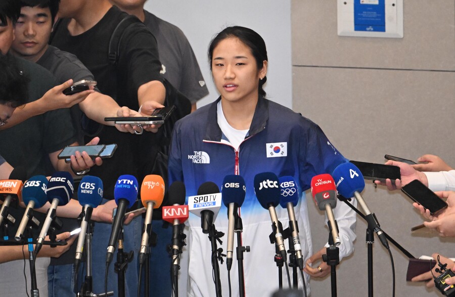 ▲ 안세영은 7일 인천국제공항 입국장에서 "난 싸우려는 의도가 아니라 운동에만 전념하고 싶은 마음을 호소하기 위해, 그렇게 이해해 달라는 마음으로 말씀을 드린 것이다"라고 말문을 열었다. 이어 "난 이제 막 도착했다. 아직 협회와 이야기를 나눈 것이 없고 소속팀과도 상의한 것이 없다. 더 자세한 내용은 상의한 뒤 말씀드리겠다"라고 덧붙였다. 마지막으로 안세영은 "협회, 팀과 이야기하지 못했다. 최대한 이야기해야 말씀드릴 수 있을 것 같다"라고 언급했다. ⓒ연합뉴스