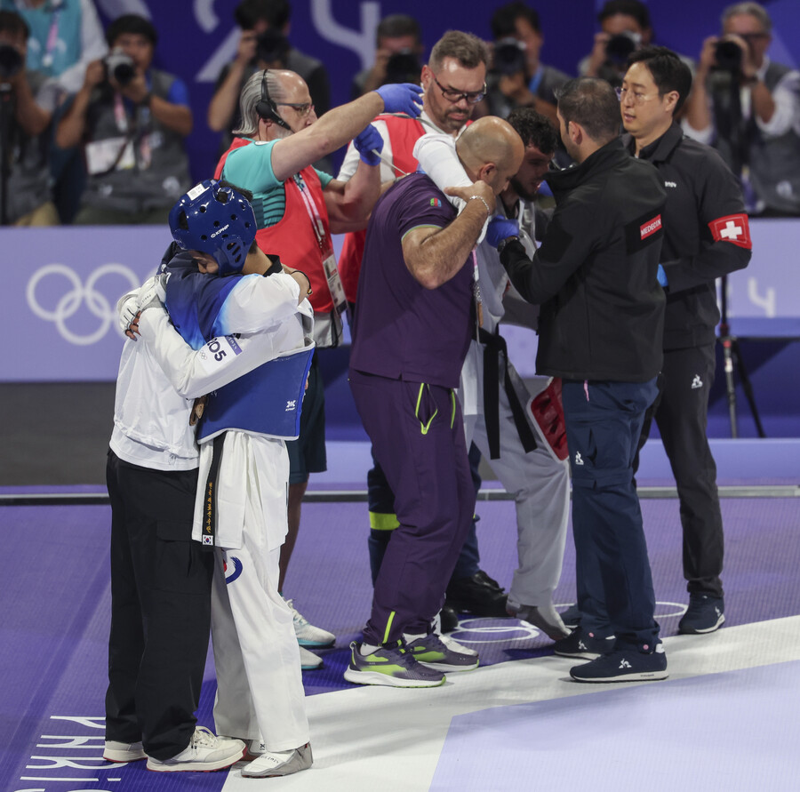 ▲ 7일(현지시간) 프랑스 파리 그랑팔레 태권도경기장에서 열린 2024 파리올림픽 태권도 남자 58kg급 결승전에서 한국 박태준이 아제르바이잔의 가심 마고메도프에게 승리해 금메달을 따낸 뒤 기뻐하고 있다. ⓒ연합뉴스