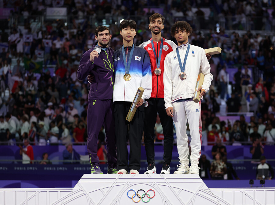 ▲ 7일(현지시간) 프랑스 파리 그랑팔레 태권도경기장에서 열린 2024 파리올림픽 태권도 남자 58kg급 결승전에서 한국 박태준이 아제르바이잔의 가심 마고메도프에게 승리해 금메달을 따낸 뒤 가진 시상식에서 메달을 받은 뒤 이날 대전을 했던 선수들과 기념 촬영을 하고 있다. ⓒ연합뉴스