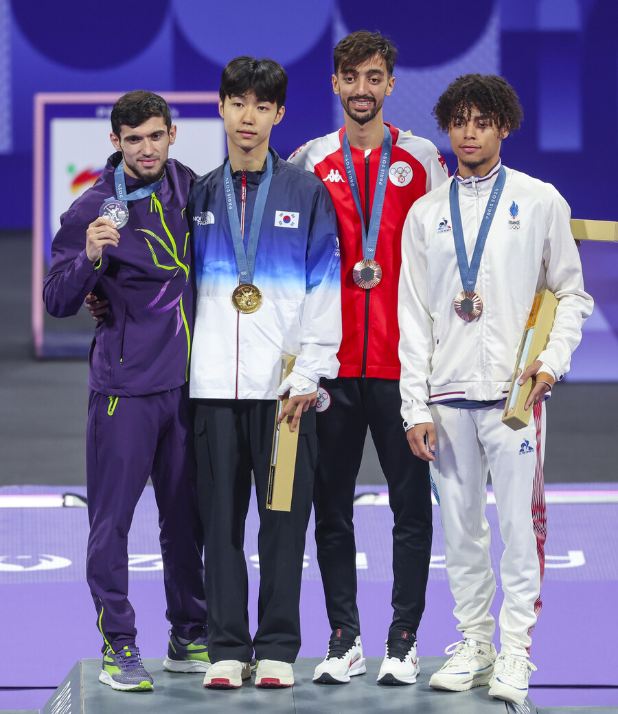 ▲ 7일(현지시간) 프랑스 파리 그랑팔레 태권도경기장에서 열린 2024 파리올림픽 태권도 남자 58kg급 결승전에서 한국 박태준이 아제르바이잔의 가심 마고메도프에게 승리해 금메달을 따낸 뒤 가진 시상식에서 오늘 모드 라운드에서 승리한 메달 수상자들과 기념 촬영을 하고 있다.  ⓒ연합뉴스