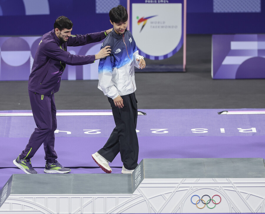 ▲ 7일(현지시간) 프랑스 파리 그랑팔레 태권도경기장에서 열린 2024 파리올림픽 태권도 남자 58kg급 결승전에서 한국 박태준이 아제르바이잔의 가심 마고메도프에게 승리해 금메달을 따낸 뒤 가진 시상식에서 두 선수가 서로를 격려하며 입장하고 있다.  ⓒ연합뉴스