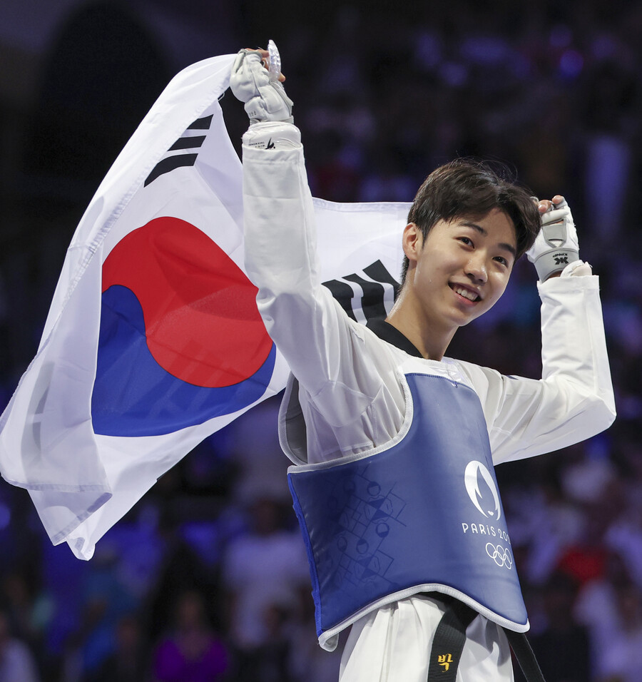 ▲  7일(현지시간) 프랑스 파리 그랑팔레 태권도경기장에서 열린 2024 파리올림픽 태권도 남자 58kg급 결승전에서 한국 박태준이 아제르바이잔의 가심 마고메도프에게 승리해 금메달을 따낸 뒤 기뻐하고 있다. ⓒ연합뉴스