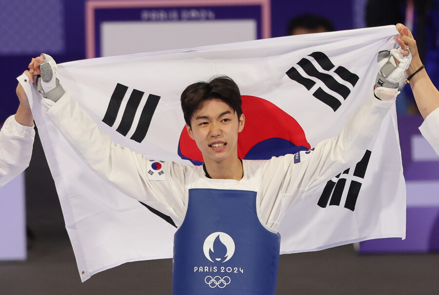 ▲ 태권도 남자 58kg급에 출전한 박태준이 아제르바이잔의 가심 마고메도프에게 기권승을 거두고 금메달을 목에 걸었다(사진 맨 위와 바로 아래). 육상 남자 높이뛰기 예선에 나선 우상혁은 2ｍ27을 넘어 공동 3위로 결선에 진출했다(사진 세 번째). 수영 다이빙 남자 3ｍ 스프링보드에 나선 우하람(사진 맨 아래)은  준결선 1∼6차 시기 합계 432.00점을 받아 9위에 올라 결선에 올랐다. ⓒ연합뉴스
