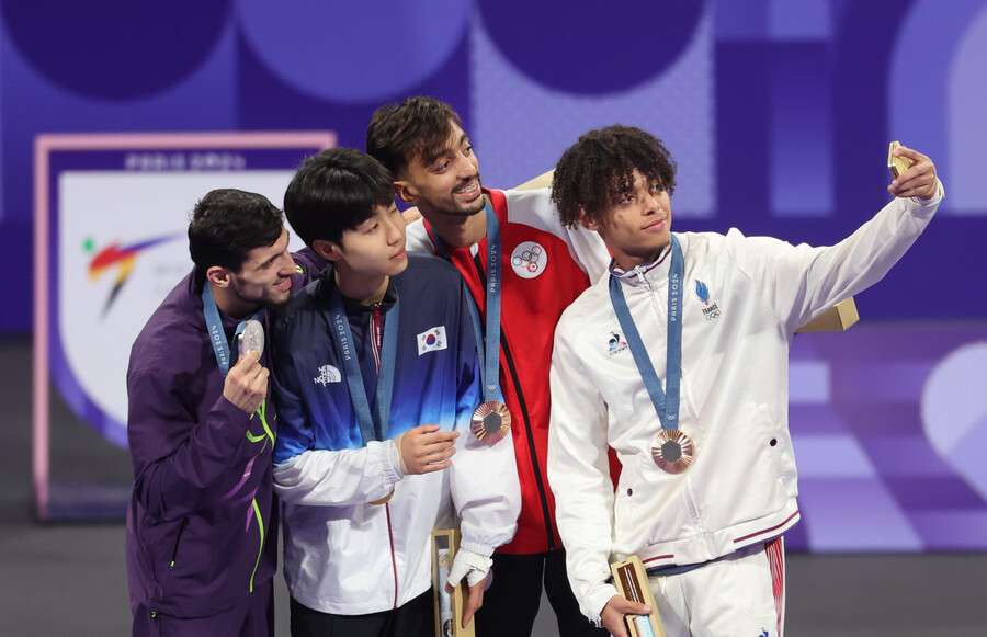 ▲ 세계랭킹 5위 박태준(브리온컴퍼니)은 8일(한국시간) 프랑스 파리의 그랑 팔레에서 열린 태권도 남자 58kg급 결승에서 가심 마고메도프(아제르바이잔)를 기권승으로 꺾고 금메달을 따냈다. 이로써 박태준은 이번 대회 12번째 금메달을 한국에 안겼다.   ⓒ연합뉴스