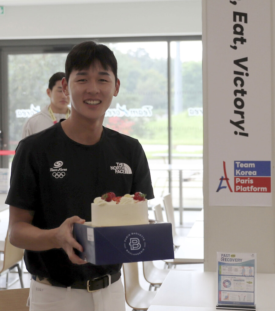 ▲ 근대 5종 펜싱 랭킹라운드로 몸을 푸는 전웅태, 파리 훈련 중 생일이 있어 축하 케익을 받았다. ⓒ파리바게트