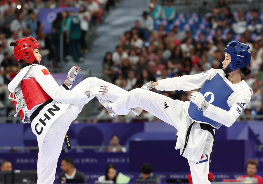 ▲ 세계랭킹 24위 김유진(울산광역시체육회)은 8일(이하 한국시간) 프랑스 파리의 그랑팔레에서 열린 대회 태권도 여자 57kg급 4강 세계랭킹 1위 뤄종스(중국)를 2-1(7-0 1-7 10-3)으로 이겼다. 김유진이 이번에 16년 만에 이 체급 메달 획득에 도전한다. ⓒ연합뉴스