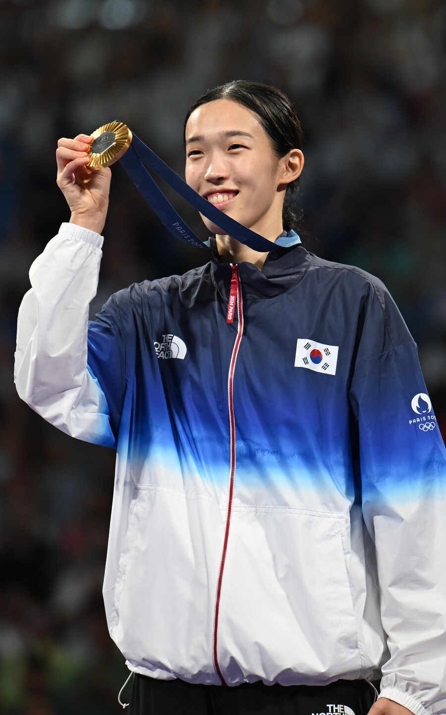 ▲ 8일(현지시간) 프랑스 파리 그랑팔레 태권도경기장에서 열린 2024 파리올림픽 태권도 여자 57kg급 결승에서 이란의 나히드 키야니찬데에게 승리한 김유진이 금메달을 목에 걸고 포즈를 취하고 있다.  ⓒ연합뉴스