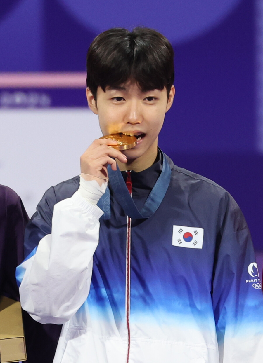▲  7일(현지시간) 프랑스 파리 그랑팔레 태권도경기장에서 열린 2024 파리올림픽 태권도 남자 58kg급 시상식에서 금메달을 차지한 한국 박태준이 기념촬영하고 있다.ⓒ연합뉴스