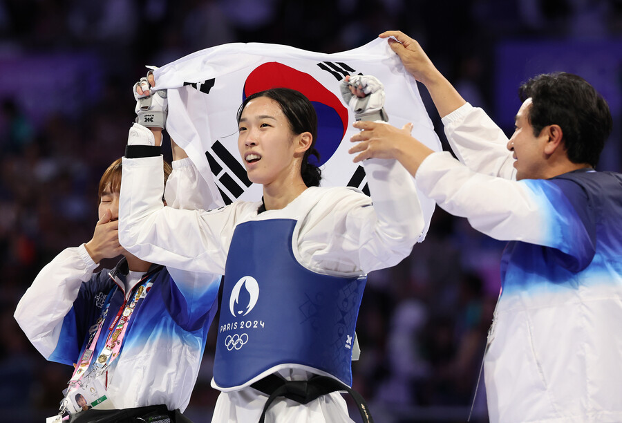 ▲  8일(현지시간) 프랑스 파리 그랑팔레 태권도경기장에서 열린 2024 파리올림픽 태권도 여자 57kg급 결승에서 이란의 나히드 키야니찬데에게 승리한 김유진이 태극기를 들고 세리머니를 하고 있다.  ⓒ연합뉴스