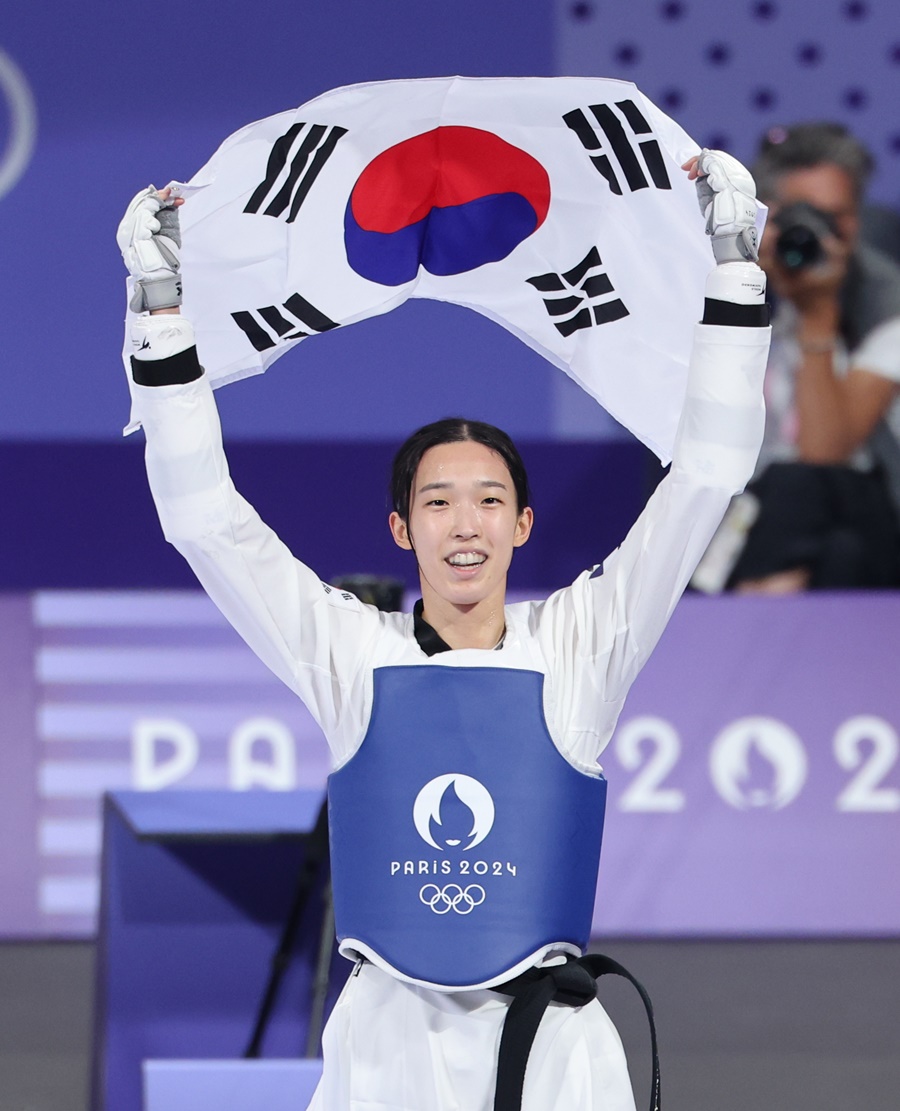 ▲ 김유진이 이틀 연속 금메달 소식을 안겼다. 이번에도 태권도다. 3년 전 도쿄 올림픽에서 단 하나의 금메달도 따지 못했던 한국 태권도는 이번 파리 올림픽에선 벌써 두 번째 금메달을 목에 걸었다. 박태준에 이어 김유진까지. 지금까지 출전한 선수 두 명이 모두 금메달을 땄다. 김유진은 16강부터 결승까지 세계랭킹 톱5 안에 든 선수들을 차례대로 물리쳤다. 4강에선 세계랭킹 1위, 결승에선 세계랭킹 2위를 제압했다. ⓒ 연합뉴스