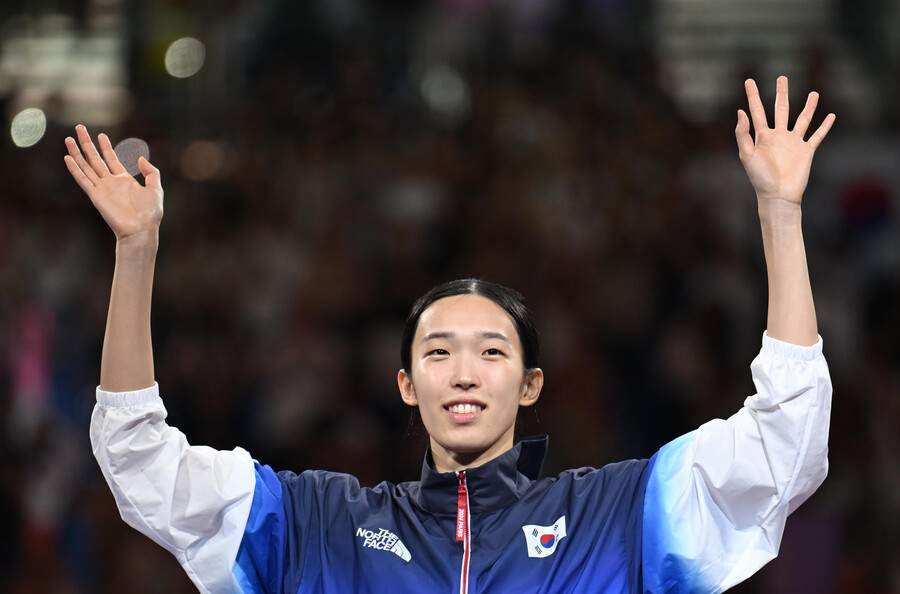 ▲ 8일(현지시간) 프랑스 파리 그랑팔레 태권도경기장에서 열린 2024 파리올림픽 태권도 여자 57kg급 결승에서 이란의 나히드 키야니찬데에게 승리한 김유진이 금메달을 목에 걸고 포즈를 취하고 있다.ⓒ 연합뉴스