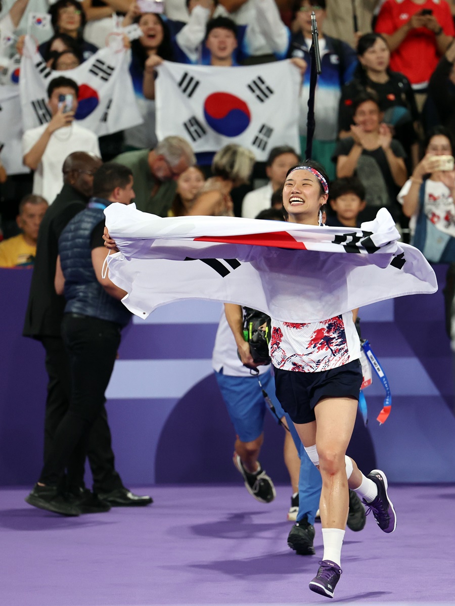 ▲ 안세영의 폭로에 묵묵부답하던 대한배드민턴협회가 최근 연이어 반박 보도자료를 내고 있다. 그럼에도 갈등은 봉합되지 않고 논란이 더 커지는 모양새다. 대한배드민턴협회를 향한 국민적 비난 여론은 여전하다. 2024 파리 올림픽 여자 배드민턴 단식에서 금메달을 딴 직후 대한배드민턴협회를 강하게 비판했던 안세영은 7일 귀국 뒤엔 극도로 말을 아끼고 있다. ⓒ 연합뉴스