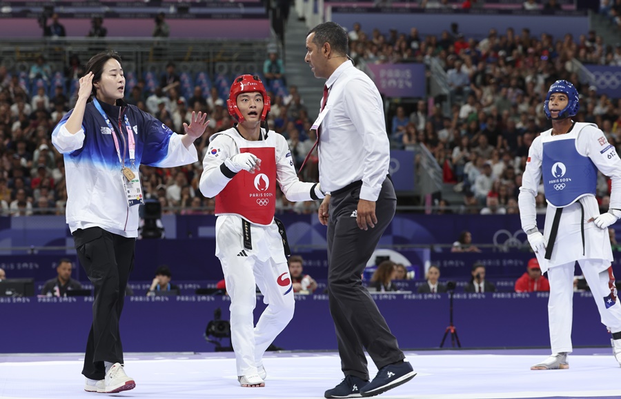 ▲ 서건우가 이번 대회 한국 태권도 세 번째 금메달을 노린다. 태권도 남자 80kg급에서 한국선수가 올림픽에 나간 건 서건우가 처음이다. 서건우 옆엔 오혜리 대표팀 코치가 있다. 16강전 2라운드에서 석연치 않은 판정으로 패배가 선언됐지만, 오혜리 코치의 적극적인 항의로 판정이 번복됐다. 결국 2라운드를 서건우가 가져갔고, 3라운드 14-1 압승을 거두며 최종 스코어 2-1로 8강에 진출했다. ⓒ 연합뉴스