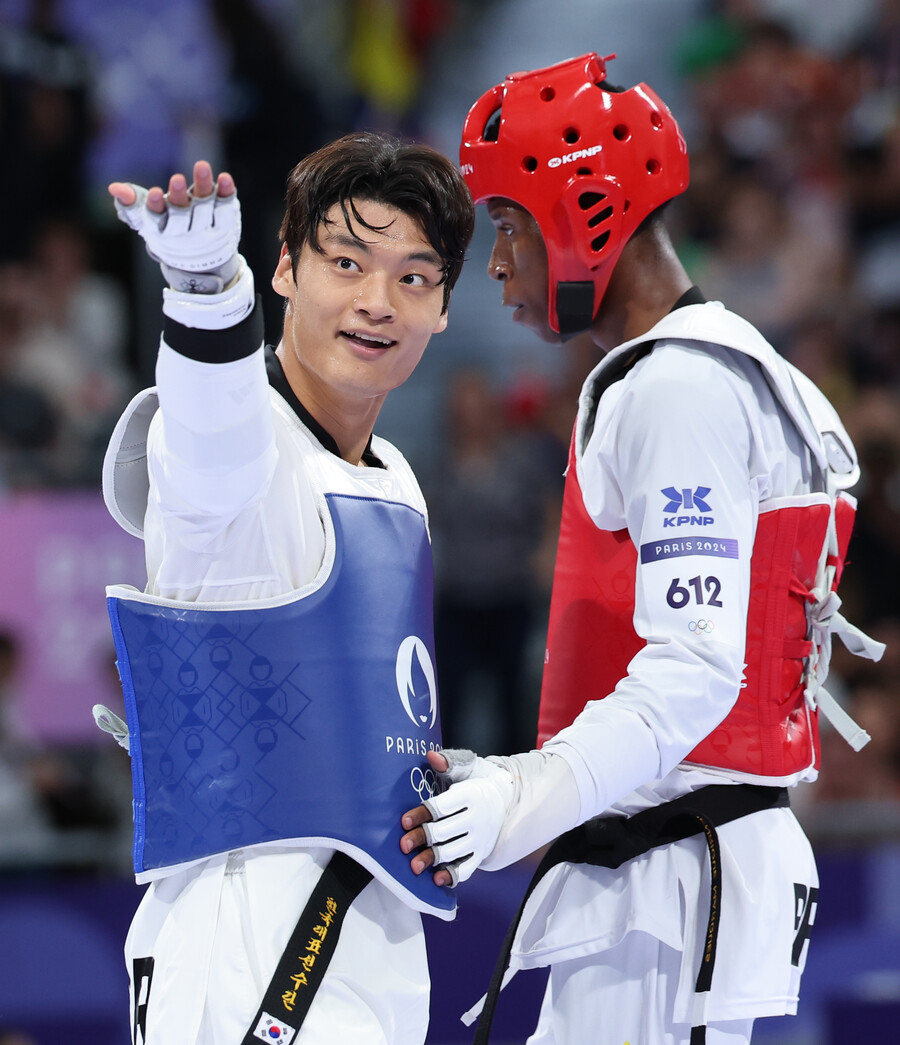 ▲ 서건우(브리온컴퍼니)는 9일 프랑스 파리의 그랑 팔레에서 열린 2024 파리올림픽 태권도 남자 80kg 이하 준결승에서 이란의 바르호르다리에게 1-2로 역전패하며 결승 진출에 실패했다. 하지만 끝까지 포기하지 않는 모습으로 박수를 받았고, 서건우는 이제 동메달 결정전에 진출해 동메달을 노린다.  ⓒ연합뉴스
