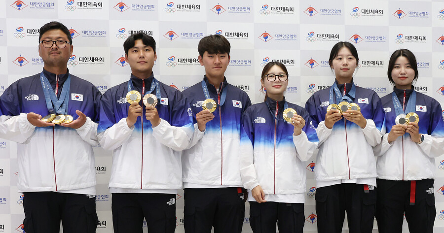 ▲ 2024 파리 올림픽에서 양궁 금메달을 싹쓸이한 한국 양궁 대표팀이 6일 오전 인천국제공항을 통해 귀국해 기념 촬영하고 있다. 왼쪽부터 김우진, 이우석, 김제덕, 전훈영, 임시현, 남수현. ⓒ연합뉴스