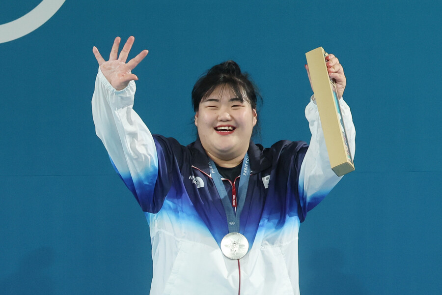 ▲ 은메달을 획득하며 '제2의 장미란' 길을 걷기 시작한 역도 박혜정.  ⓒ연합뉴스