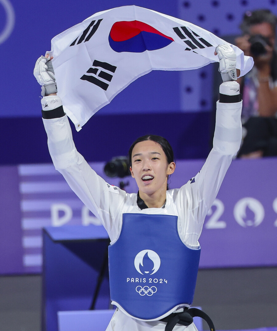 ▲ 탁구 여자 단체전 동메달을 획득한 신유빈, 이은혜, 전지희(사진 맨위), 태권도 금메달 김유진(사진 가운데), 유도 혼성전 동메달을 해낸 유도 대표팀(사진 맨 아래). ⓒ연합뉴스