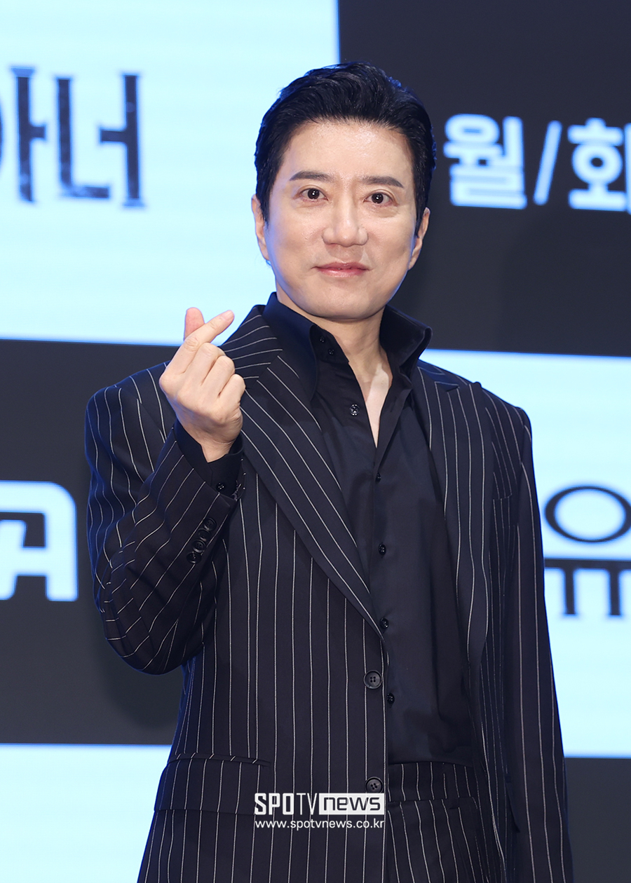 [포토S] 김명민, '하트 준비했어요'