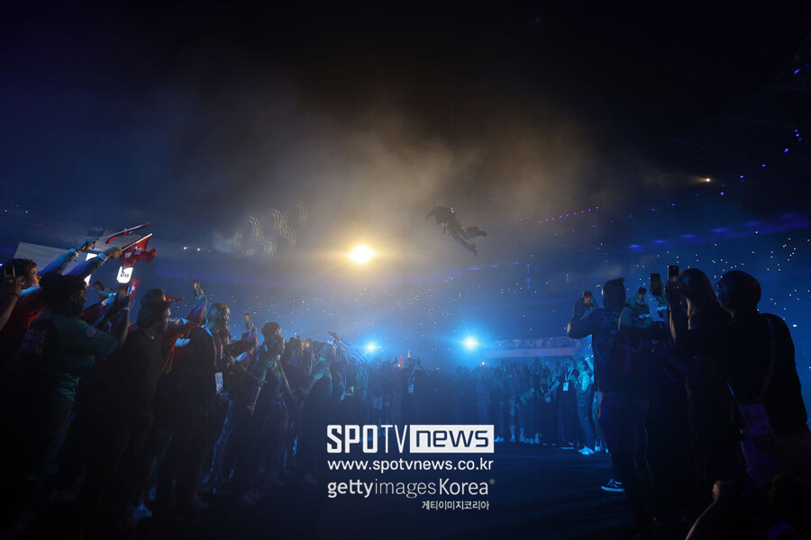 "톰 크루즈, 날았다" 62세에 낙하 스턴트, 파리올림픽 대미 장식[이슈S]