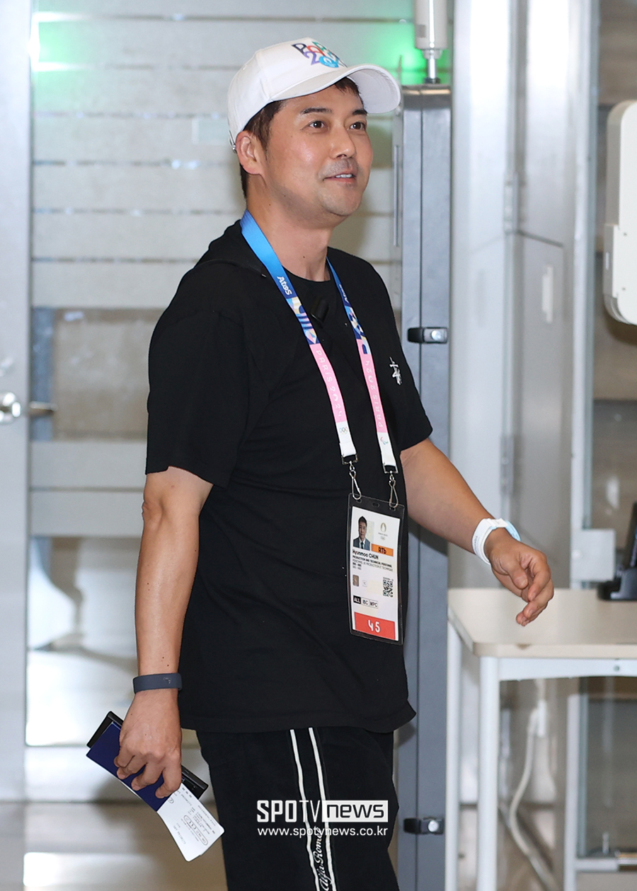 [포토S] 전현무, 파리 역도 중계 마치고 귀국
