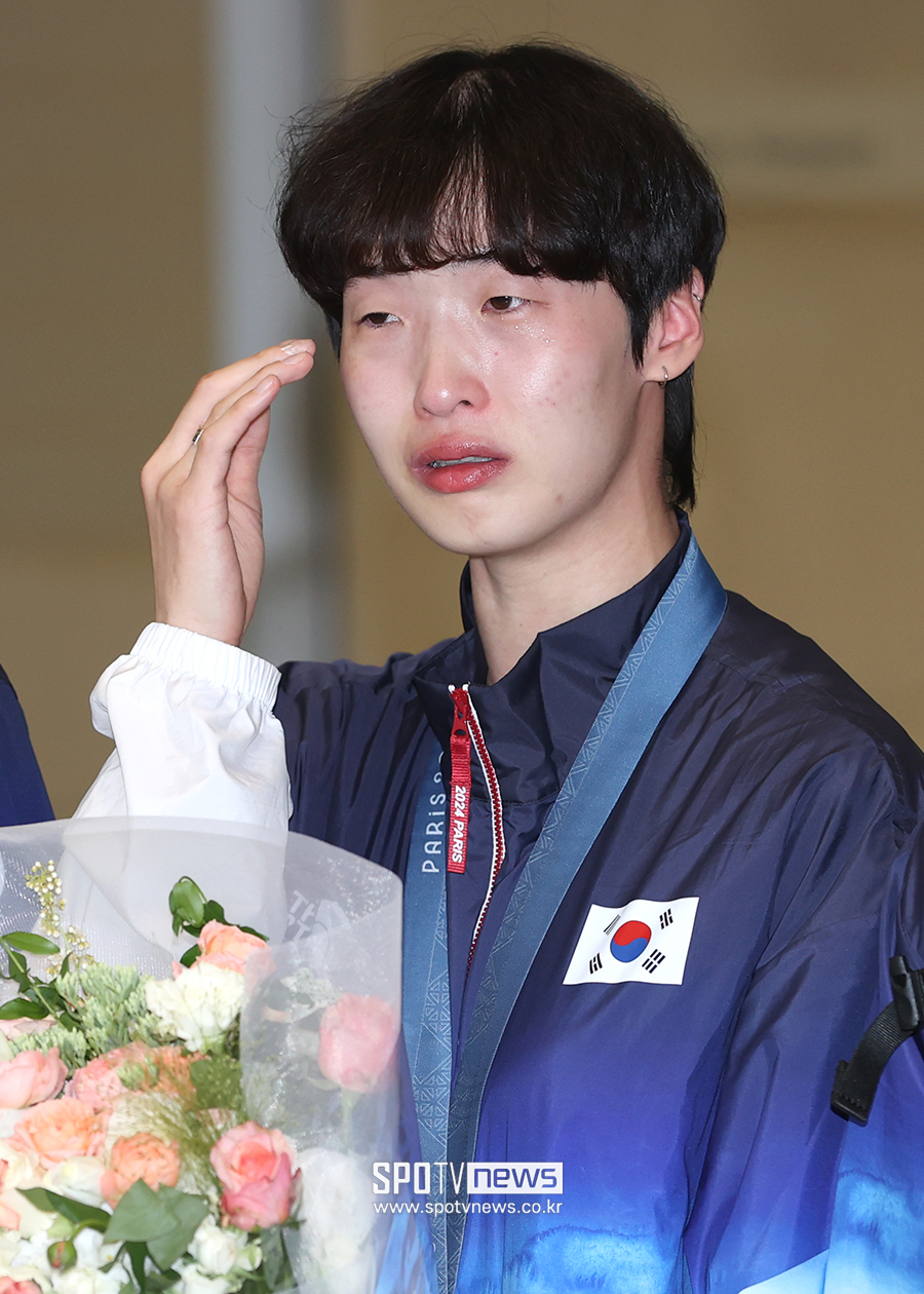 [포토S] 이다빈, 입국장에서 뜨거운 눈물