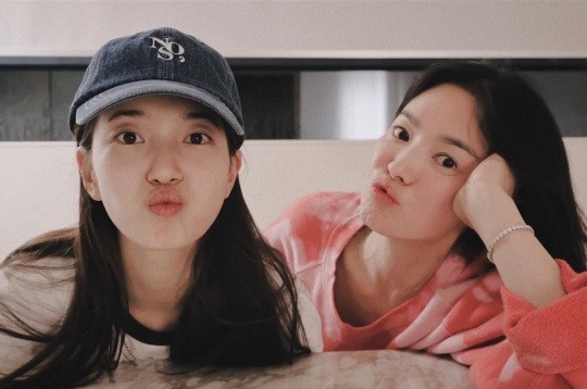 수지, 송혜교 간식차 자랑 "스윗한 언니 짱"..편안한 우정샷까지