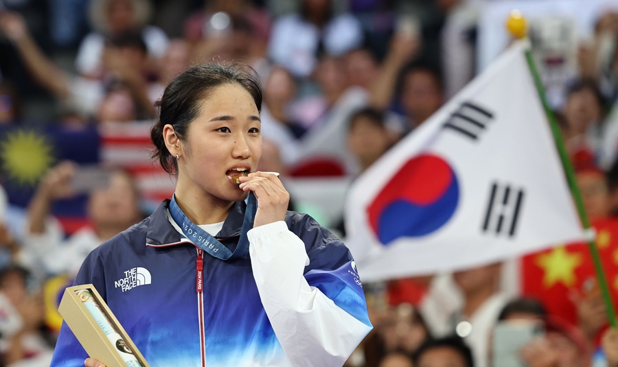 ▲ 안세영이 8월 열리는 국제대회에 모두 불참한다. 무릎과 발목 부상 진단서를 대한배드민턴협회에 전하고 불참 의사를 알렸다. 이와 별개로 안세영은 정리된 입장문 발표를 준비하고 있다. 지난 5일 2024 파리 올림픽 배드민턴 여자 단식 금메달을 딴 후 안세영은 작정하고 대한배드민턴협회를 비판했다. 안세영의 금메달 인터뷰를 시작으로 대한배드민턴협회의 부실한 선수 관리와 수직적인 운영 태도, 대표팀 선발 과정의 불공정, 개인 스폰서 및 연봉 제한 등 수면 위로 떠오르지 못했던 각종 논란이 한꺼번에 터졌다. 문화체육관광부는 대한배드민턴협회를 조사 중이다. 9월 중 결과가 나올 예정이다. ⓒ 연합뉴스