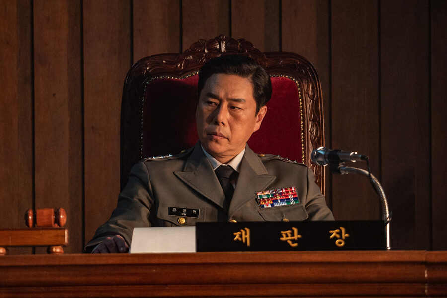 김법래, 영화 '행복의 나라' 출연…비리 재판장으로 강렬 존재감