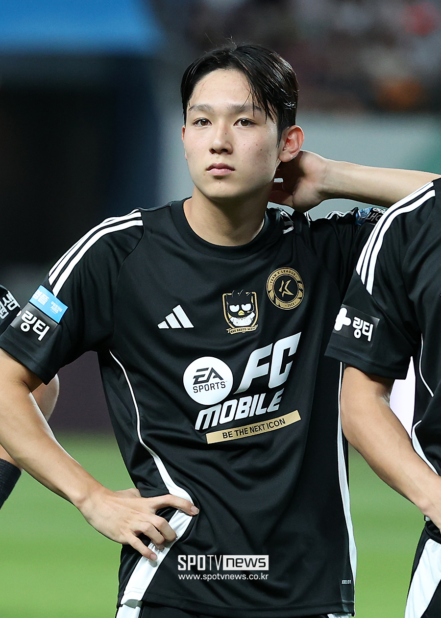 ▲ 토트넘 홋스퍼의 손흥민은 14일(한국시간) 미국 매체인 ‘맨 인 블레이저스’와 인터뷰에서 양민혁(강원FC)을 언급했다. 손흥민은 토트넘에 합류할 예정인 양민혁에 대한 질문을 받자 “양민혁은 K리그에서 좋은 활약을 펼치고 있다. 하지만 잉글랜드 프리미어리그는 쉽지 않은 곳이다. 최고 수준의 선수가 되기 위해선 모든 것이 완벽해야 한다”라고 답했다.  ⓒ곽혜미 기자
