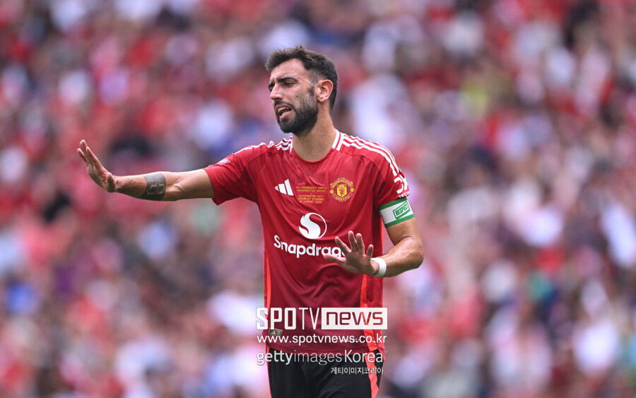 ▲ 맨유는 15일(한국시간) 페르난데스와 2027년 6월 30일까지 재계약했다고 발표했다. 계약엔 1년 연장 옵션이 포함됐다. 페르난데스는 우디네세, 삼프도리아, 스포르팅 CP 등에서 뛰다가 2020년 1월 맨유 유니폼을 입은 뒤 팀의 에이스로 활약해왔다. 맨유 소속으로 234경기에 출전해 79골 67도움을 기록한 그는 2022-23시즌 리그컵 우승과 2023-24시즌 잉글랜드축구협회(FA)컵 우승을 함께 했다. 지난해 여름부터는 해리 매과이어의 뒤를 이어 주장 완장도 차며 선수단을 이끄는 역할도 하고 있다.