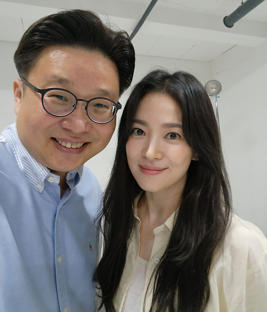 송혜교, 광복절 맞아 서경덕 교수와 또 선행…몽골에 '이태준 안내서' 기증